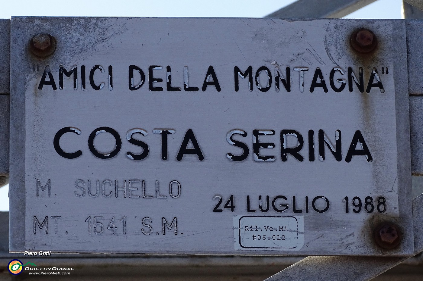 61 Gli Amici della montagna di Costa Serina posero il 24 luglio 1988.JPG